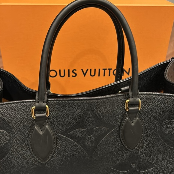 EUC Louis Vuitton ON THE GO GM BLACK travel bag - Picture 9 of 16